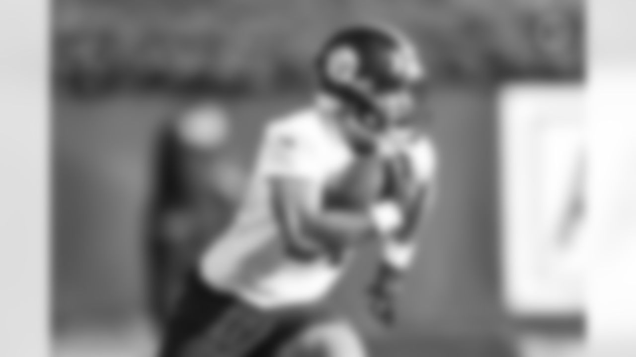 Pittsburgh Steelers running back Jaylen Warren (30) during practice at the UPMC Rooney Sports Complex preparing for a Week 16 matchup against the Las Vegas Raiders Wednesday, Dec. 21, 2022 in Pittsburgh, PA. (Abigail Dean / Pittsburgh Steelers)