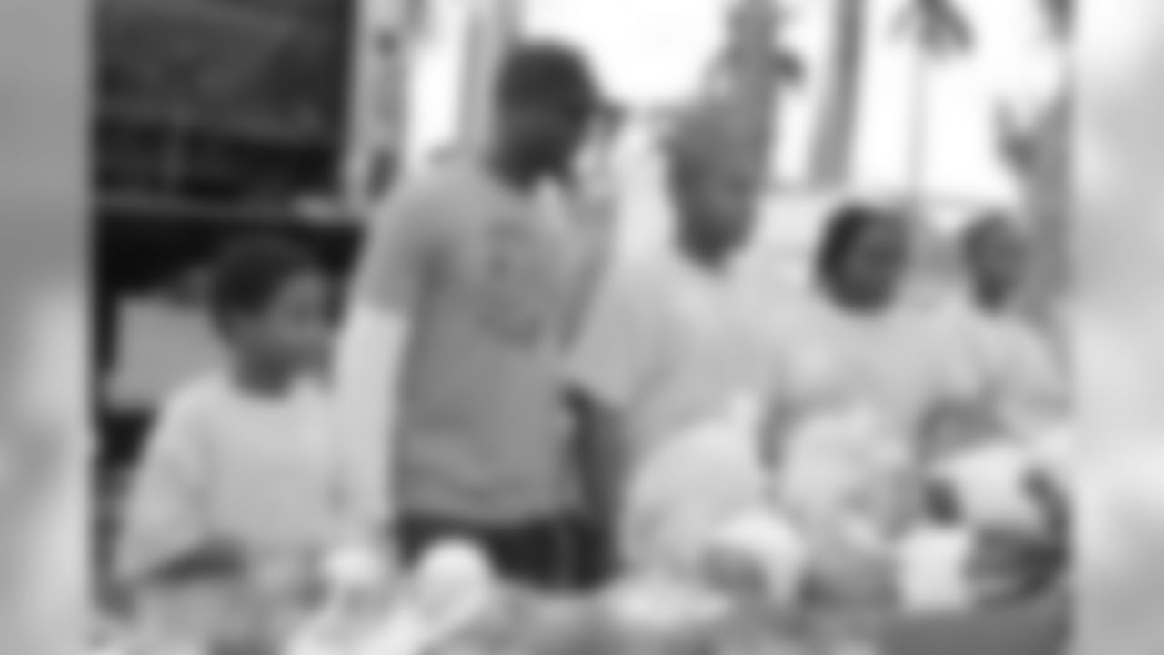09_Holmes_Thanksgiving_TurkeyGiveaway