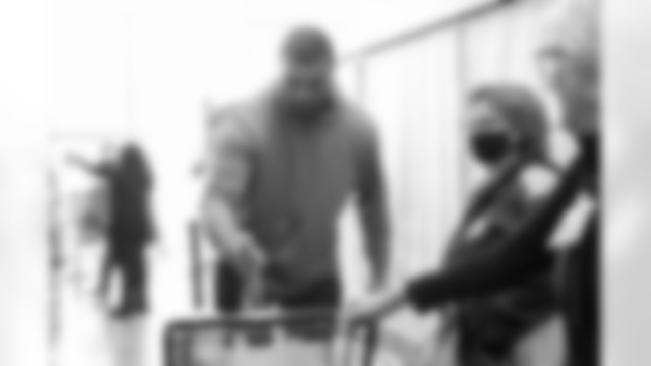 Pittsburgh Steelers defensive tackle Cameron Heyward (97) and teammates distribute Thanksgiving meals at the Greater Pittsburgh Community Food Bank in Duquesne, PA. (Taylor Ollason / Pittsburgh Steelers)