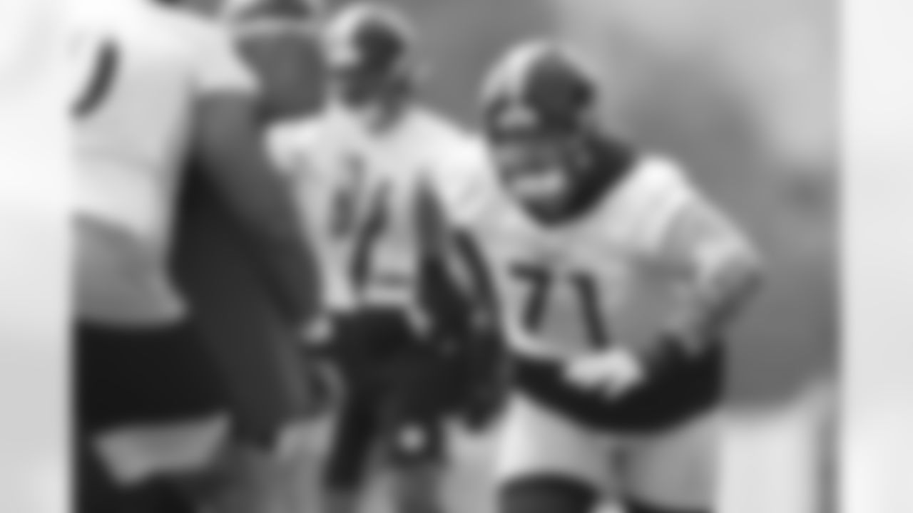 Pittsburgh Steelers guard Nate Herbig (71) participates in the Organized Team Activities (OTAs), Wednesday May 24, 2023 at the UPMC Rooney Sports Complex. (Karl Roser / Pittsburgh Steelers)