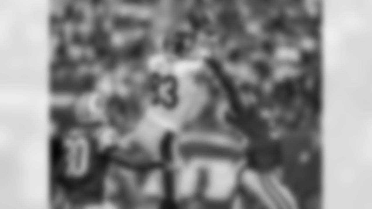 2005 HEATH MILLER: The best tight end in franchise history, Miller has handled all facets of his position like few others in the NFL through his 11-year career. Miller started 167 of his 168 career regular-season games and registered 6,569 receiving yards and 45 touchdowns on 592 receptions. In 15 career postseason games, Miller tallied 49 catches, 587 yards and four touchdowns. Voted to the Pro Bowl twice. Two Super Bowl rings.