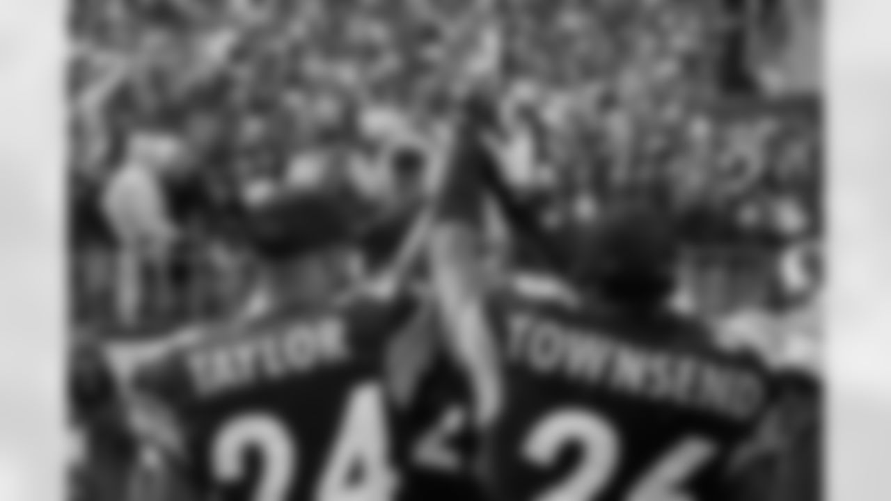 08_SD2dh_huddle
