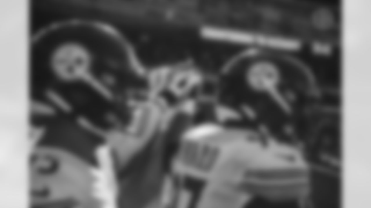 The Pittsburgh Steelers during a regular season game between the Pittsburgh Steelers and the Cleveland Browns, Sunday, Oct. 31, 2021 in Cleveland, OH. The Steelers beat the Browns 15-10. (Caitlyn Epes / Pittsburgh Steelers)