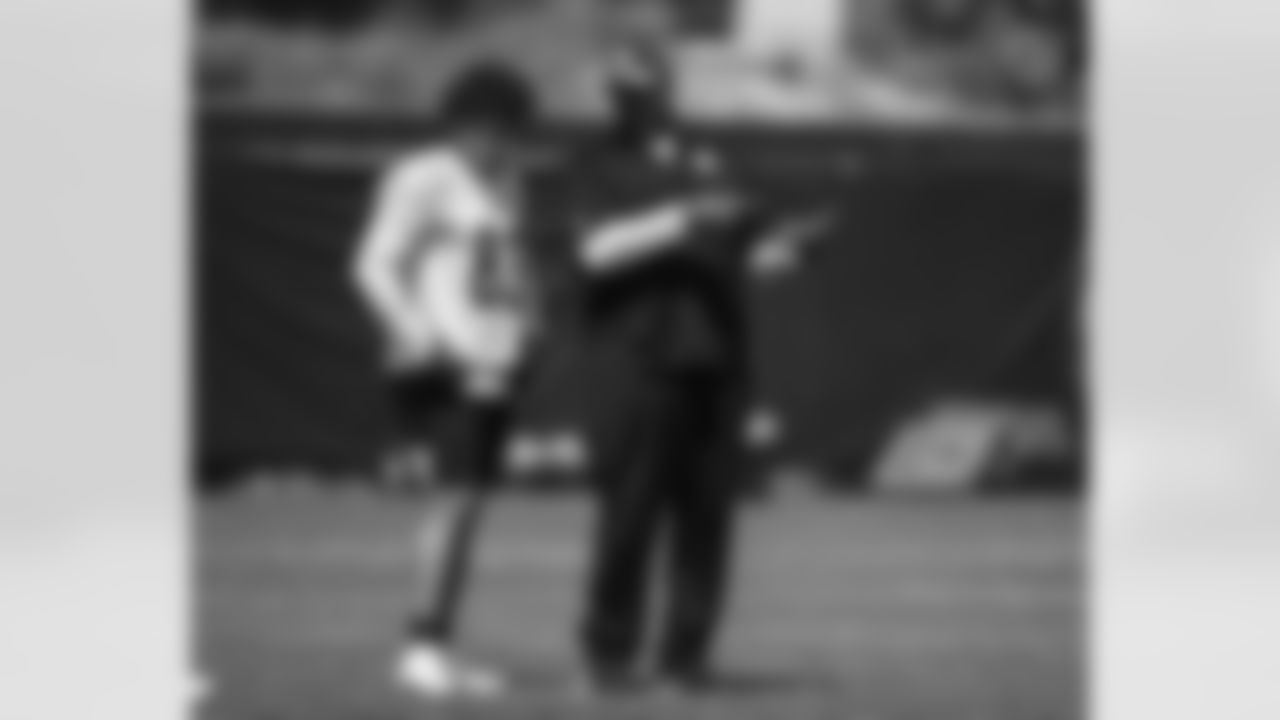 Pittsburgh Steelers tight end/fullback Connor Heyward (83) and Pittsburgh Steelers Tight End Coach Alfredo Roberts practice at the UPMC Rooney Sports Complex during rookie minicamp, Friday, May 13, 2022 in Pittsburgh, PA. (Karl Roser / Pittsburgh Steelers)
