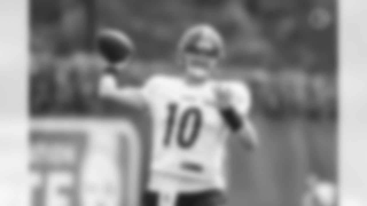 Pittsburgh Steelers quarterback Mitch Trubisky (10) during practice at the UPMC Rooney Sports Complex preparing for a Week 6 matchup against the Tampa Bay Buccaneers, Wednesday, Oct. 12, 2022 in Pittsburgh, PA. (Abigail Dean / Pittsburgh Steelers)