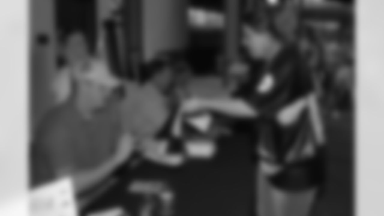 08_DraftDay_HeinzField_dh_563
