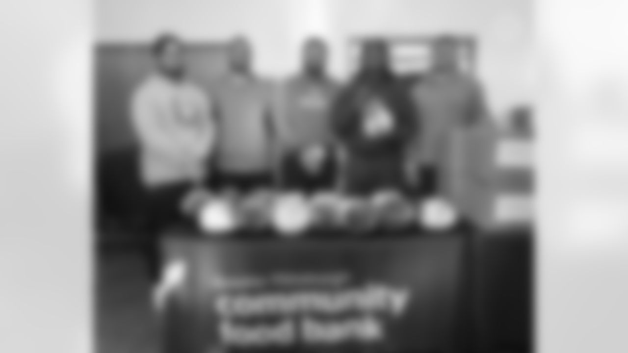 Pittsburgh Steelers' 2022 WPMOTY Nominee DT Cameron Heyward (97) giving back to the community, Tuesday, Nov. 22, 2022 in Pittsburgh, PA. (Taylor Ollason / Pittsburgh Steelers)