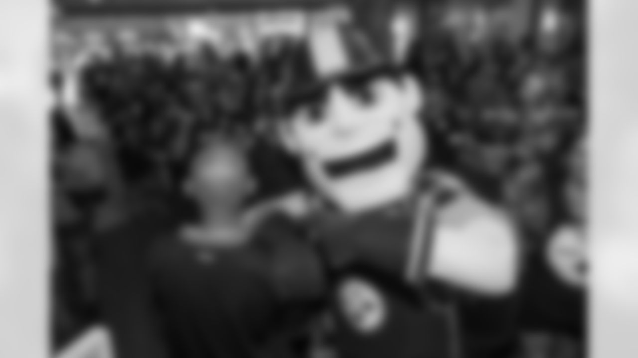The Steelers Road Warriors Block Party, Saturday, Oct. 21, 2023 in Hermosa Beach, CA. (Karl Roser / Pittsburgh Steelers)