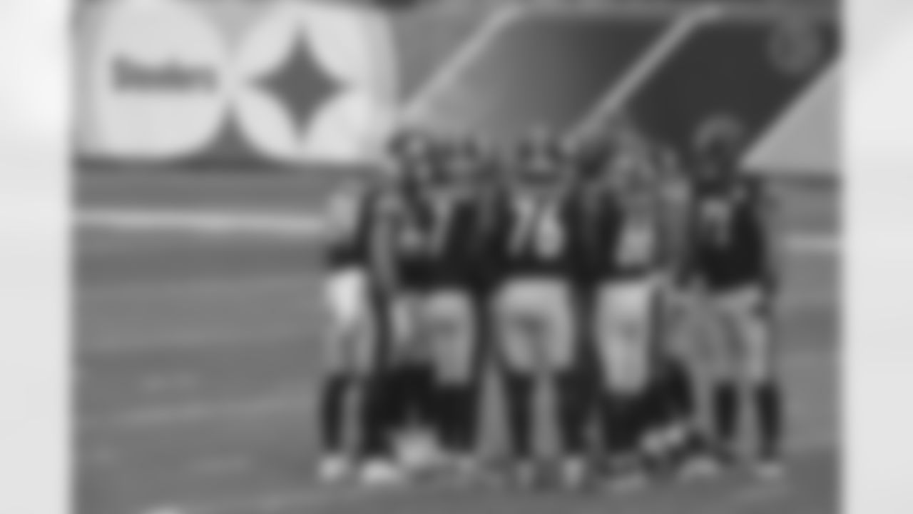 Pittsburgh Steelers offense huddles during a regular season game between the Pittsburgh Steelers and the Philadelphia Eagles, Sunday, Oct. 11, 2020 in Pittsburgh, PA. (Caitlyn Epes / Pittsburgh Steelers)