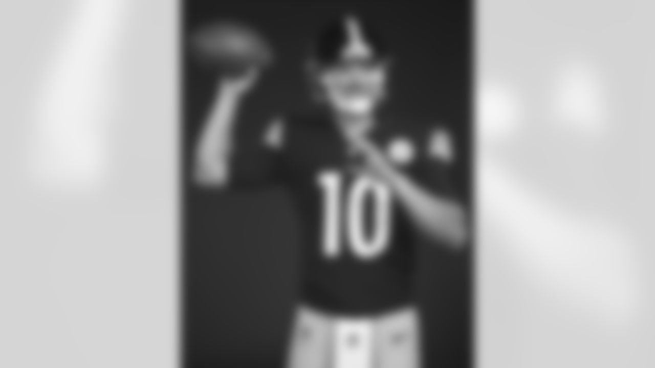 Pittsburgh Steelers quarterback Mitch Trubisky (10)