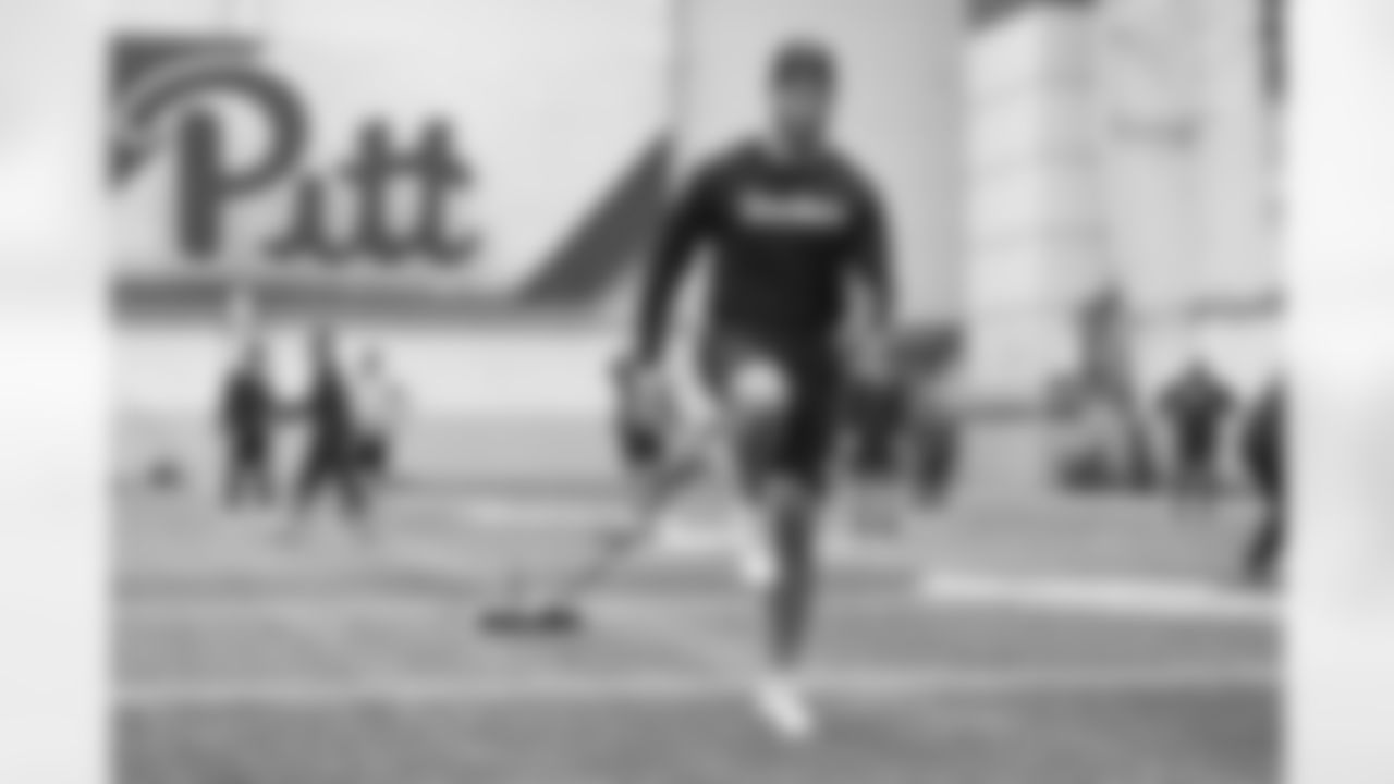 Pittsburgh Steelers quarterback Mitch Trubisky (10) participates in Phase One of the voluntary offseason workout program, Tuesday April 19, 2022 at the UPMC Rooney Sports Complex. (Karl Roser / Pittsburgh Steelers)