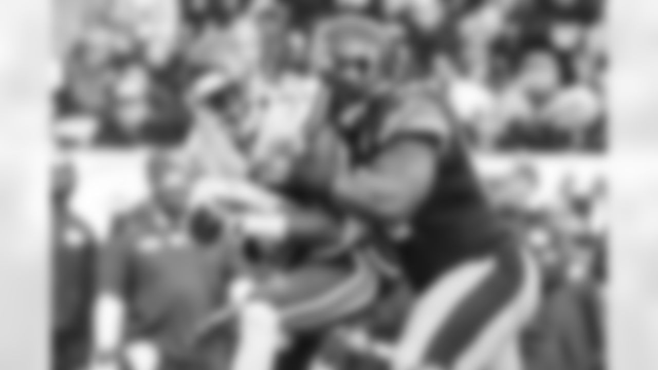 James Harrison makes a tackle for a loss vs the Chiefs.