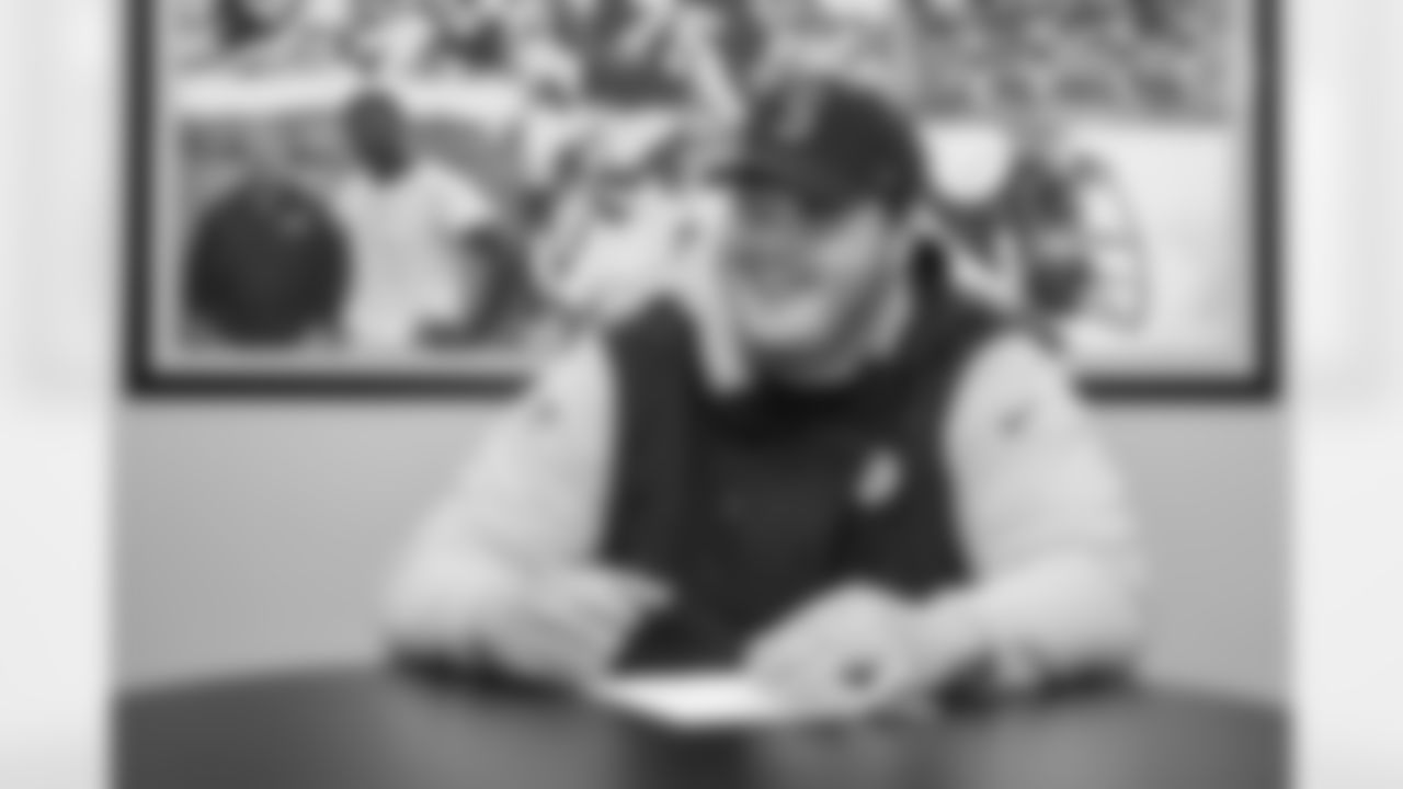 Nate Herbig signs a contract with the Pittsburgh Steelers at the UPMC Rooney Sports Complex Thursday, March 16, 2023 in Pittsburgh, PA. (Abigail Dean / Pittsburgh Steelers)