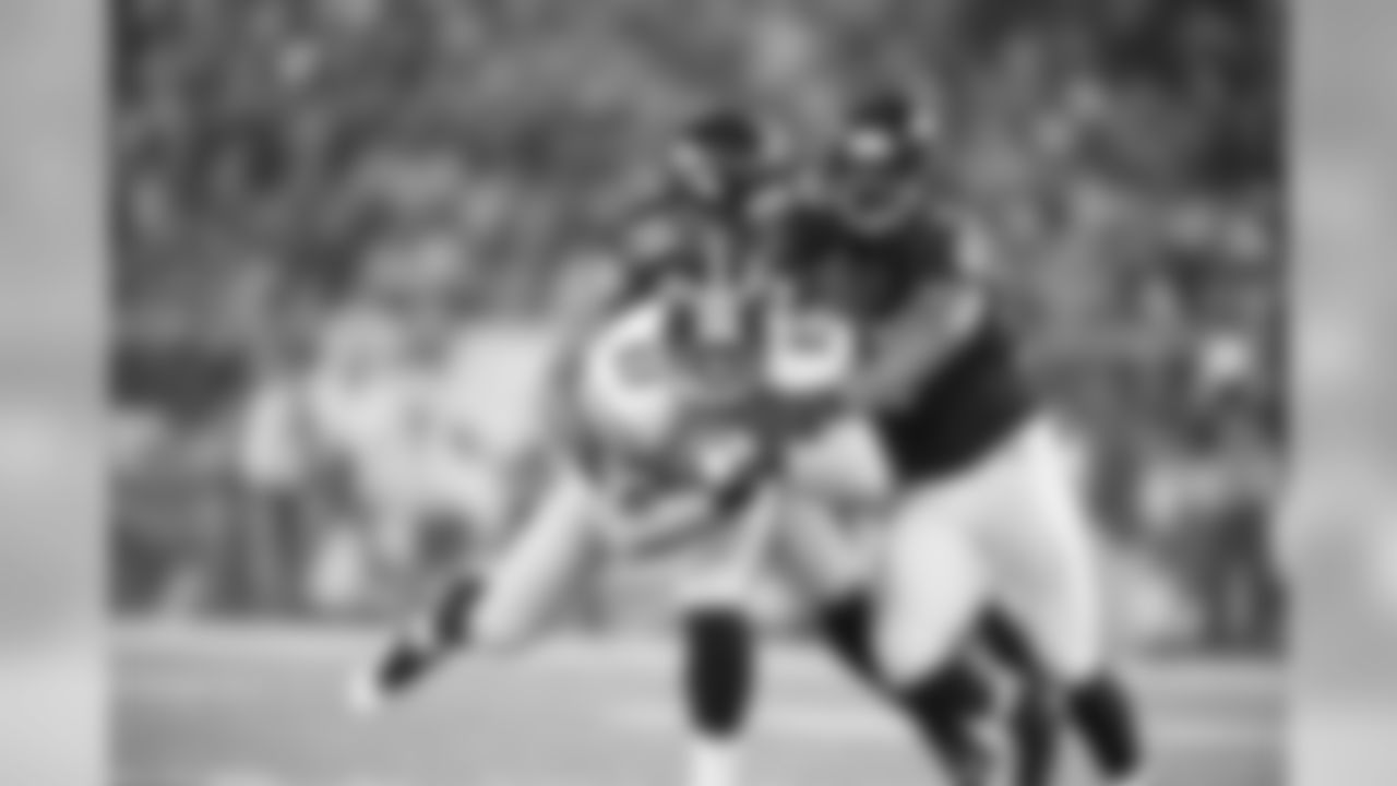 2005 HEATH MILLER: The best tight end in franchise history, Miller has handled all facets of his position like few others in the NFL throughout his first nine seasons. Miller has started 136 of his 137 career games, and he has contributed 5,273 receiving yards and 40 touchdowns. In 12 postseason games, Miller has 40 catches and four touchdowns. Voted to the Pro Bowl twice. Two Super Bowl rings.