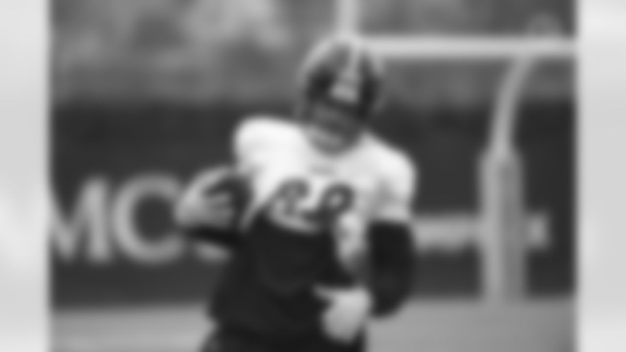 Pittsburgh Steelers tight end Pat Freiermuth (88) during practice at the UPMC Rooney Sports Complex preparing for a Week 15 matchup against the Tennessee Titans, Wednesday, Dec. 15, 2021 in Pittsburgh, PA. (Caitlyn Epes / Pittsburgh Steelers)