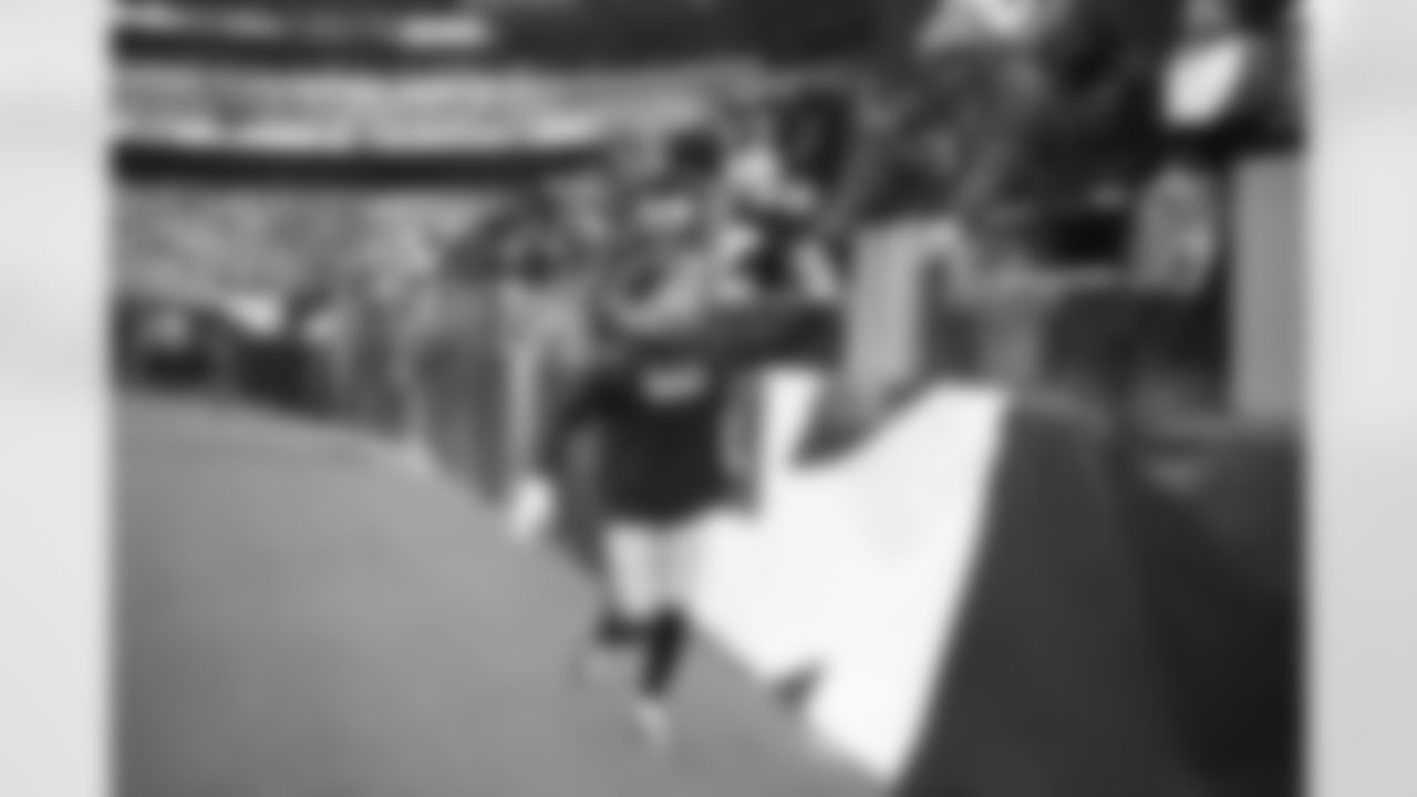 Pittsburgh Steelers linebacker T.J. Watt (90) with fans during a regular season game between the Pittsburgh Steelers and the Baltimore Ravens, Sunday, Jan. 9, 2022 in Baltimore, MD. The Steelers beat the Ravens 16-13 in OT. (Caitlyn Epes / Pittsburgh Steelers)
