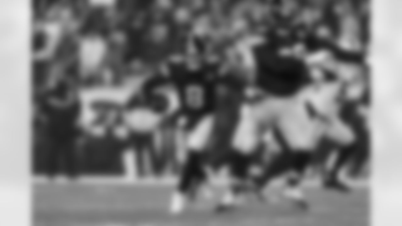Pittsburgh Steelers quarterback Kenny Pickett (8) during a regular season game between the Pittsburgh Steelers and the Las Vegas Raiders, Saturday, Dec. 24, 2022 in Pittsburgh, PA. (Jared Wickerham / Pittsburgh Steelers)