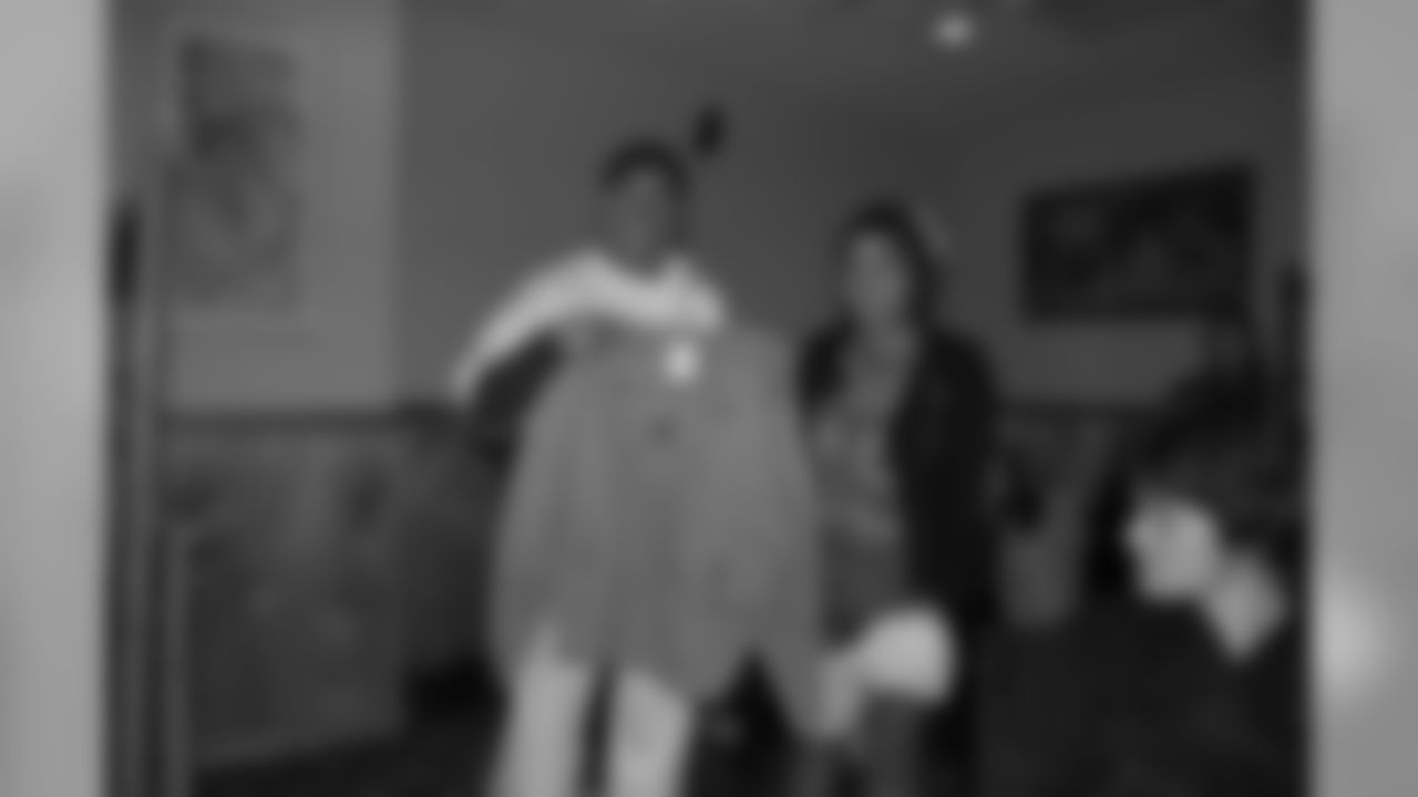 09_Hines_Ward_Helping_Hands