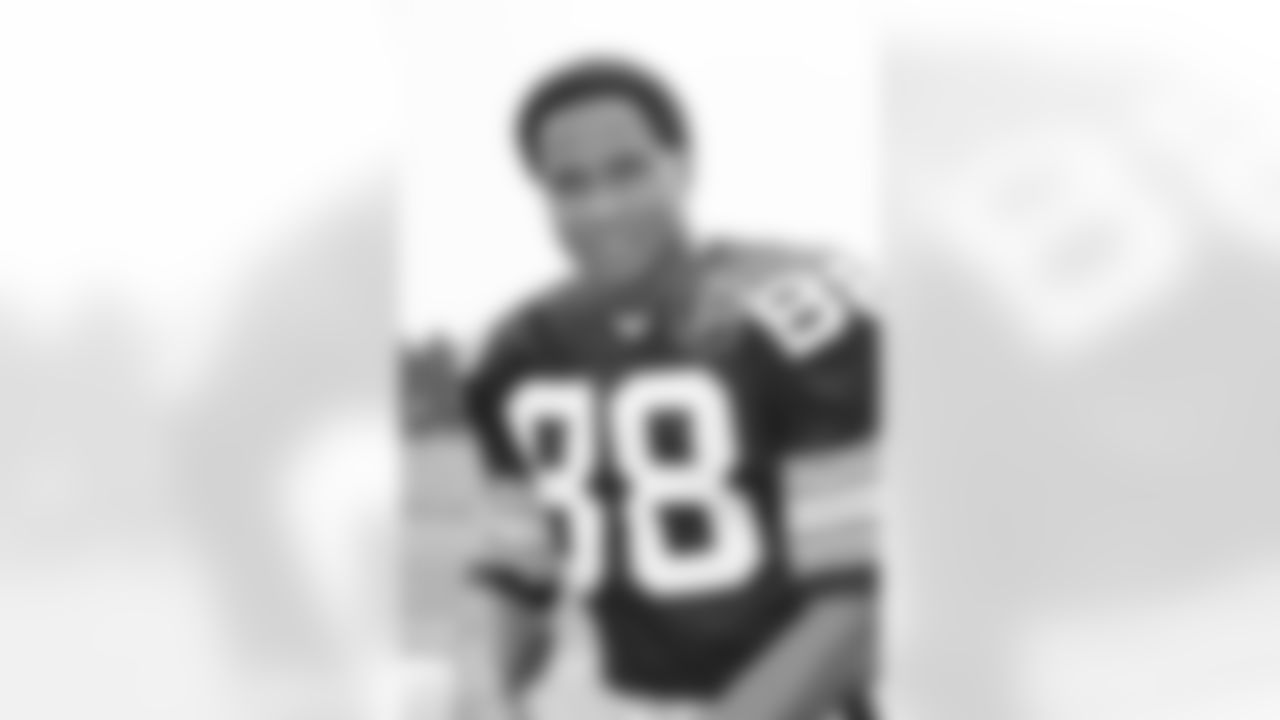 Lynn Swann was inducted into the Pro Football Hall of Fame in 2001