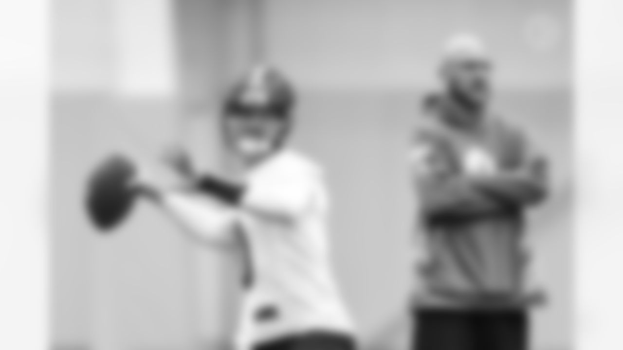 Pittsburgh Steelers quarterback Mitch Trubisky (10) during practice at the UPMC Rooney Sports Complex preparing for a Week 15 matchup against the Carolina Panthers Thursday, Dec. 15, 2022 in Pittsburgh, PA. (Abigail Dean / Pittsburgh Steelers)