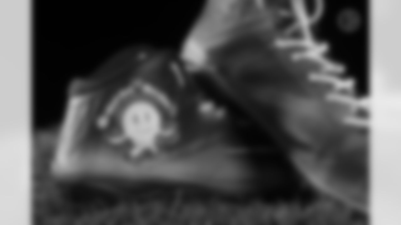 Pittsburgh Steelers offensive tackle Dan Moore Jr. (65) will showcase his custom cleats supporting Mental Health Awareness during Week 13. Artist: Vinnie Candelore (Caitlyn Epes / Pittsburgh Steelers)