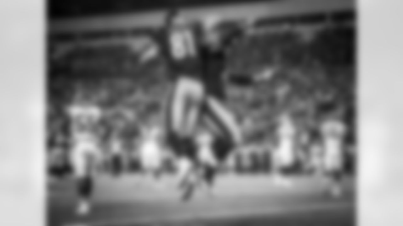 A 2016 Regular Season game between the Pittsburgh Steelers and the Kansas City Chiefs on Sunday October 2nd 2016. The Steelers defeated the Chiefs 43-14.