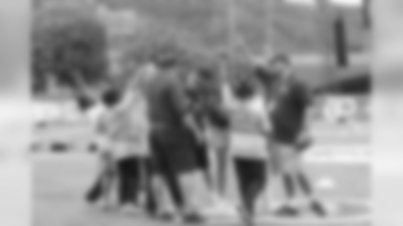 09_NFL_Clinic_Fans
