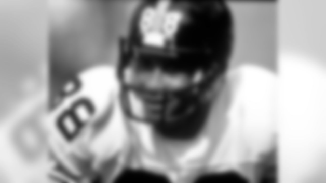 1974 LYNN SWANN: Quality over quantity might be the simplest way to characterize Swanns career. His 907 receiving yards in 16 playoff games is more than he ever amassed over a whole regular season, and he also averaged 18.9 yards per catch in the postseason to go along with nine touchdowns. In 1975, Swann led the NFL with 11 touchdown receptions on only 49 catches, and then he capped that season by being voted the MVP of Super Bowl X. Hall of Fame, Class of 2001. Four Super Bowl rings.