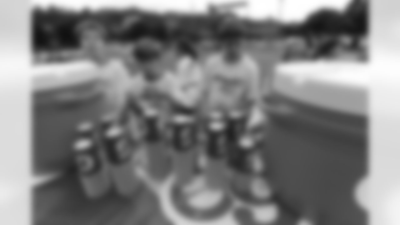 09_NFL_Clinic_Fans