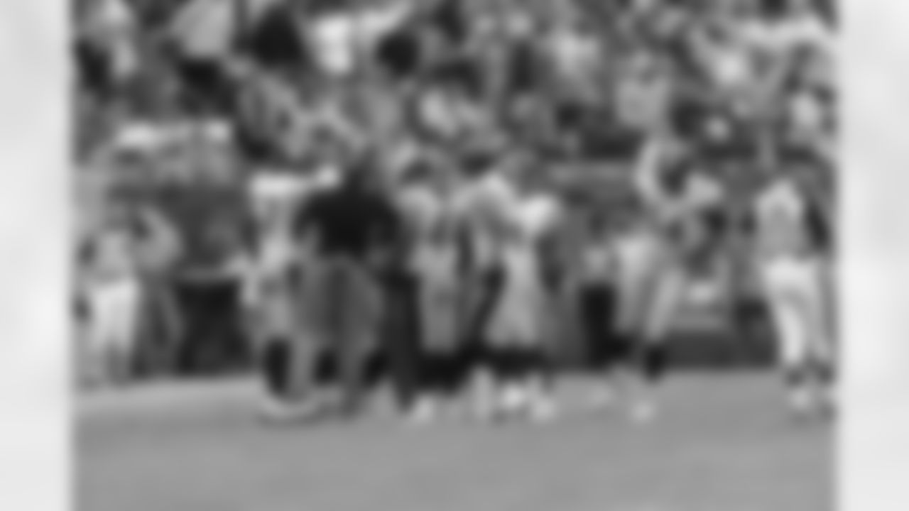 09_CHI_Huddle2