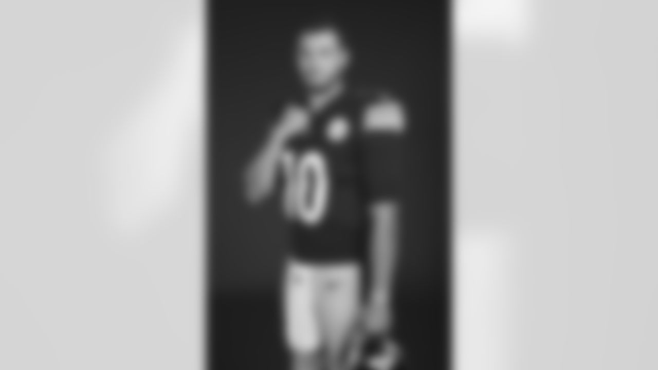 Pittsburgh Steelers quarterback Mitch Trubisky (10)