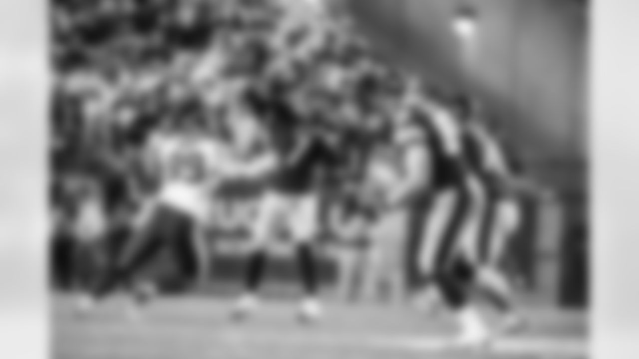 Ben Roethlisberger throws a pass to TE Heath Miller vs the Texans at Heinz Field.