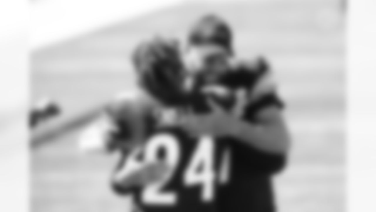 Pittsburgh Steelers quarterback Ben Roethlisberger (7) and Pittsburgh Steelers running back Benny Snell Jr. (24) during a regular season game between the Pittsburgh Steelers and the Denver Broncos, Sunday, Sept. 20, 2020 in Pittsburgh, PA. (Jared Wickerham / Pittsburgh Steelers)