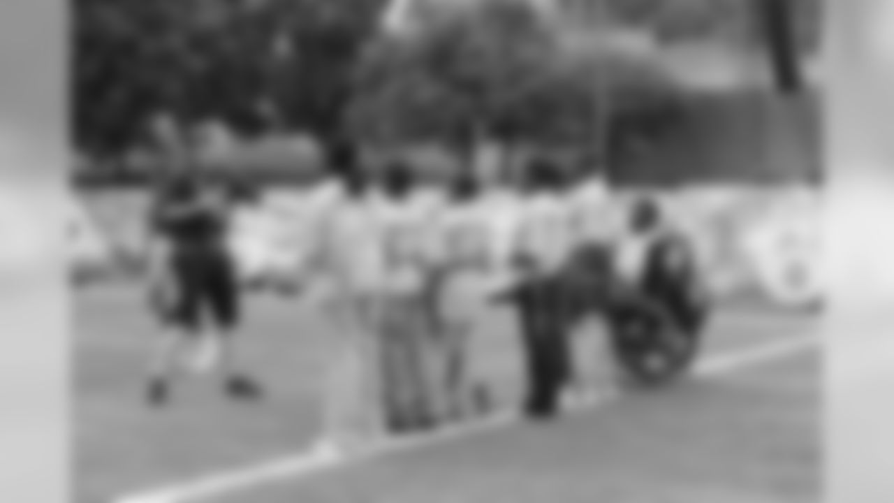 09_NFL_Clinic_Fans