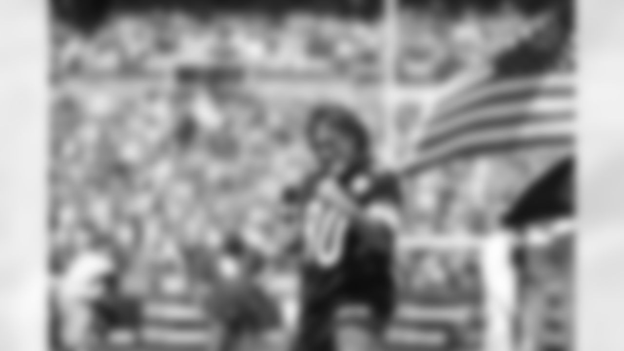Donnie Iris sings the National Anthem during a regular season game between the Pittsburgh Steelers and the New England Patriots, Sunday, Sept. 18, 2022 in Pittsburgh, PA. (Abigail Dean / Pittsburgh Steelers)