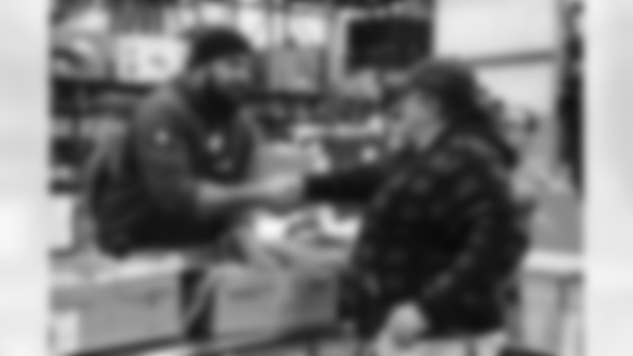 Pittsburgh Steelers defensive tackle Cameron Heyward (97) serving the Pittsburgh community.