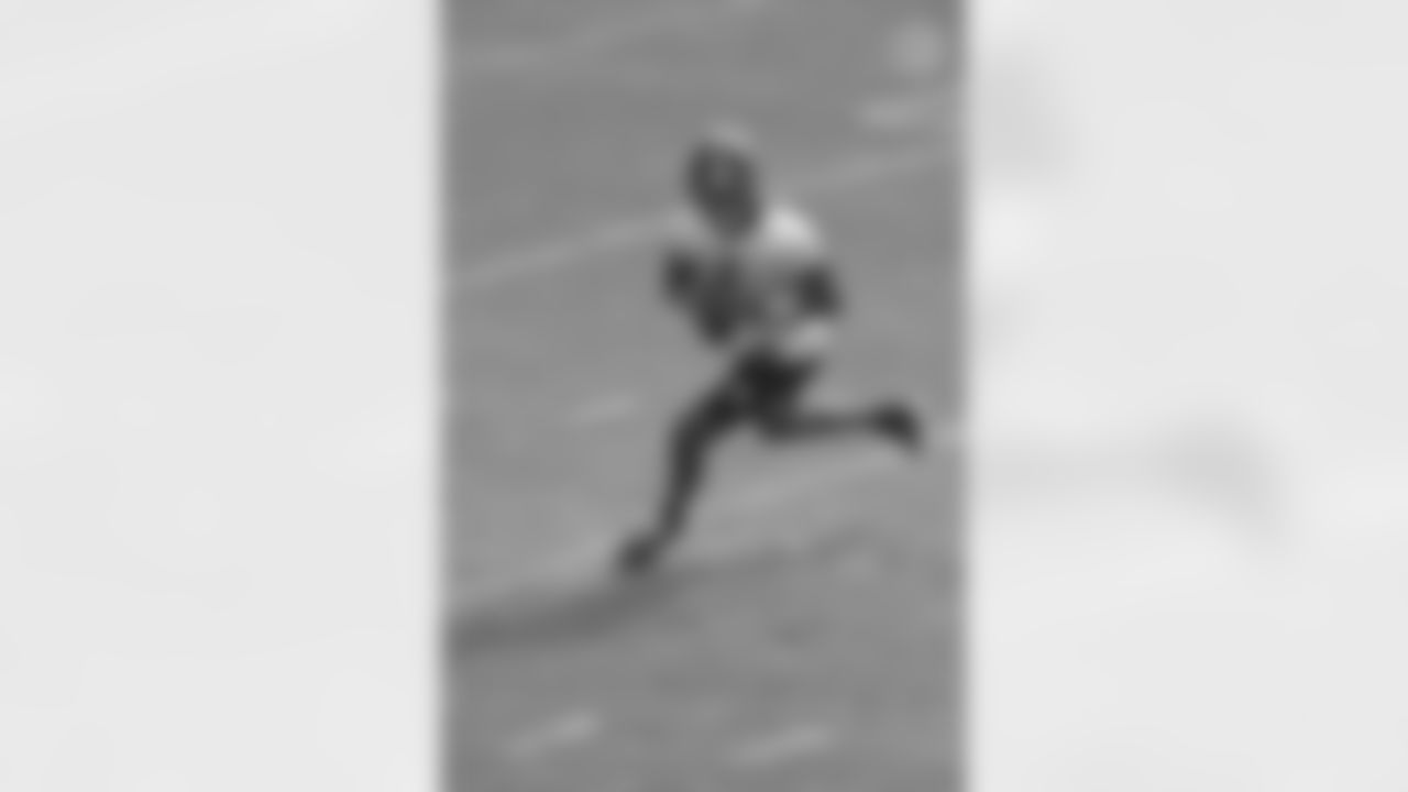 Pittsburgh Steelers quarterback Joshua Dobbs (5) practices at the UPMC Rooney Sports Complex preparing for a Week 5 matchup against the Philadelphia Eagles, Wednesday, Oct. 7, 2020 in Pittsburgh, PA. (Caitlyn Epes / Pittsburgh Steelers)