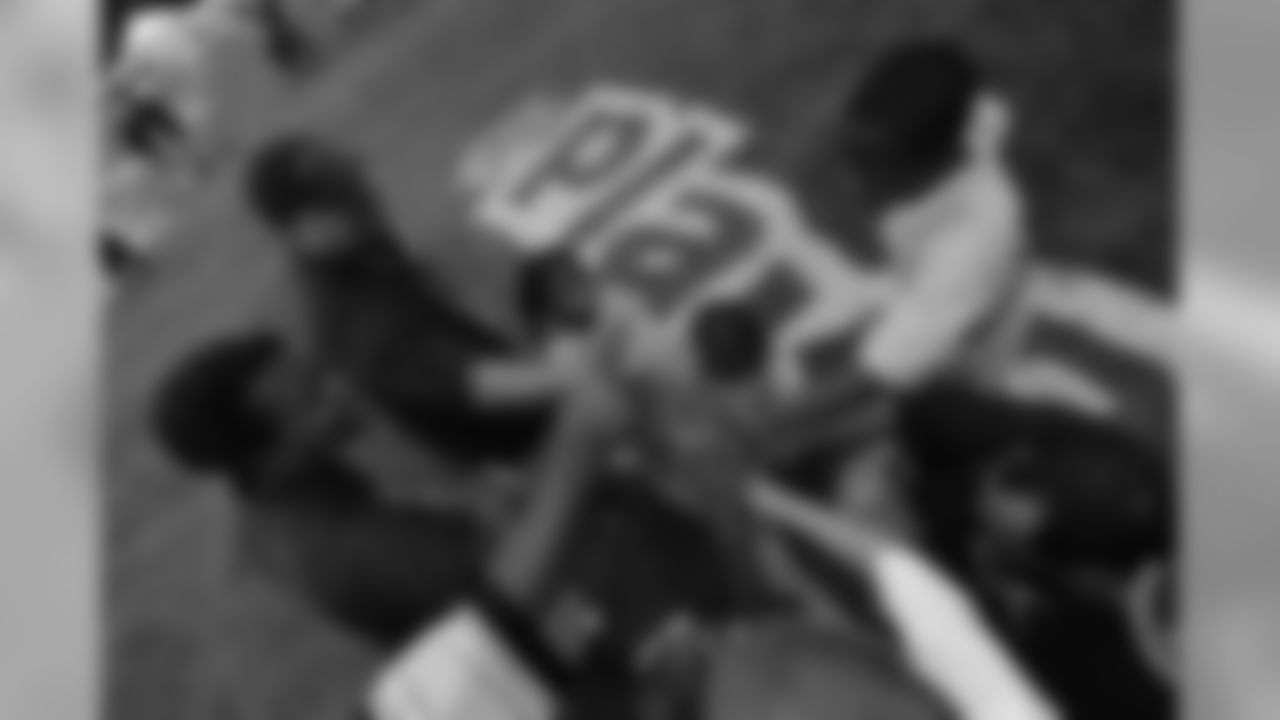 09_NFL_Clinic_Fans