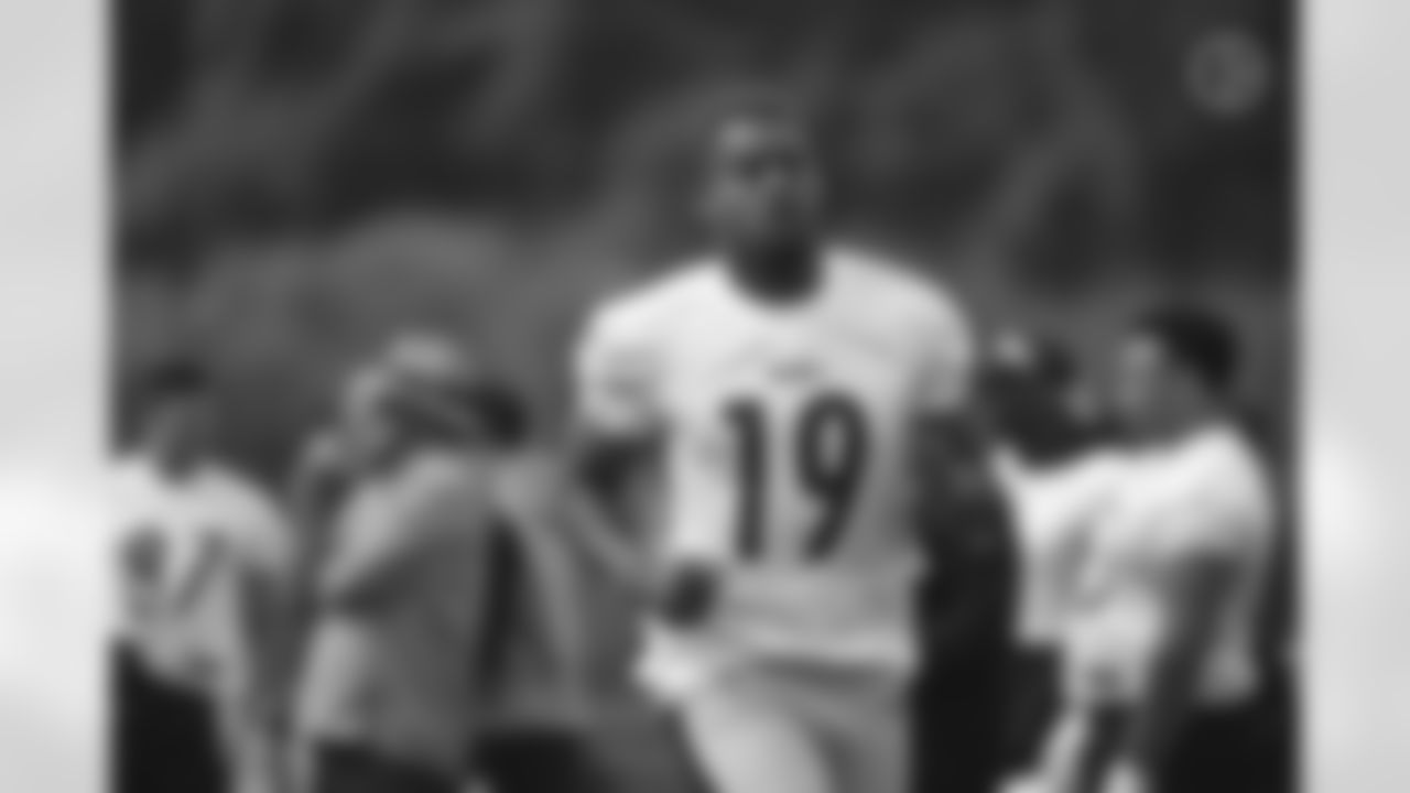 Pittsburgh Steelers wide receiver JuJu Smith-Schuster (19) participates in the Organized Team Activities (OTAs), Tuesday June 1, 2021 at the UPMC Rooney Sports Complex. (Caitlyn Epes / Pittsburgh Steelers)