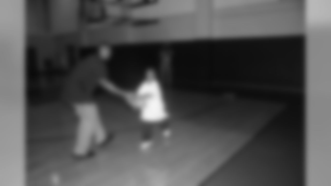 LaMarr Woodley hands off
