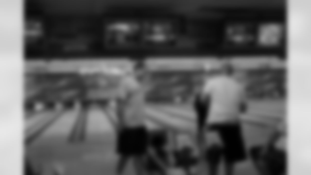 2010_steelers_team_bowling_001
