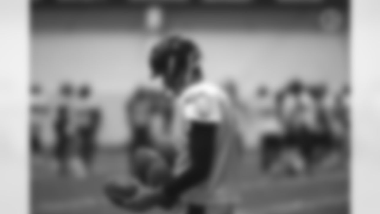 Pittsburgh Steelers punter Jordan Berry (4) practices at the UPMC Rooney Sports Complex preparing for a Week 8 matchup against the Baltimore Ravens, Wednesday, Oct. 28, 2020 in Pittsburgh, PA. (Caitlyn Epes / Pittsburgh Steelers)