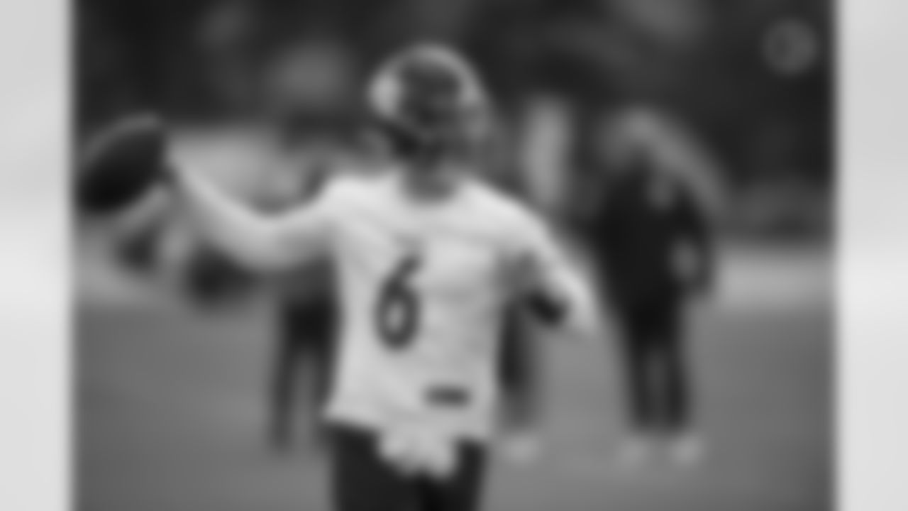 Pittsburgh Steelers quarterback Devlin Hodges (6) practices at the UPMC Rooney Sports Complex preparing for a Week 4 matchup against the Tennessee Titans, Wednesday, Sept. 30, 2020 in Pittsburgh, PA. (Karl Roser / Pittsburgh Steelers)