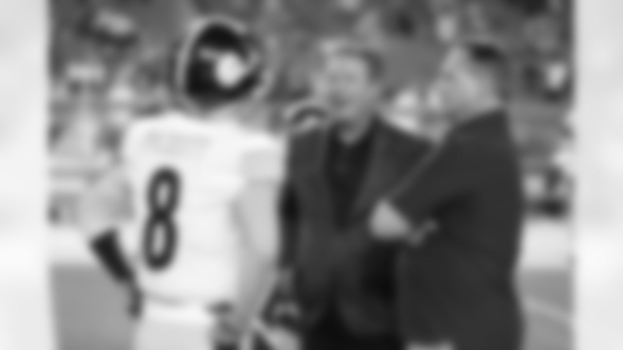 Pittsburgh Steelers quarterback Kenny Pickett (8) and Dan Marino during a regular season game between the Pittsburgh Steelers and the Miami Dolphins, Sunday, Oct. 23, 2022 in Miami, FL. (Karl Roser / Pittsburgh Steelers)