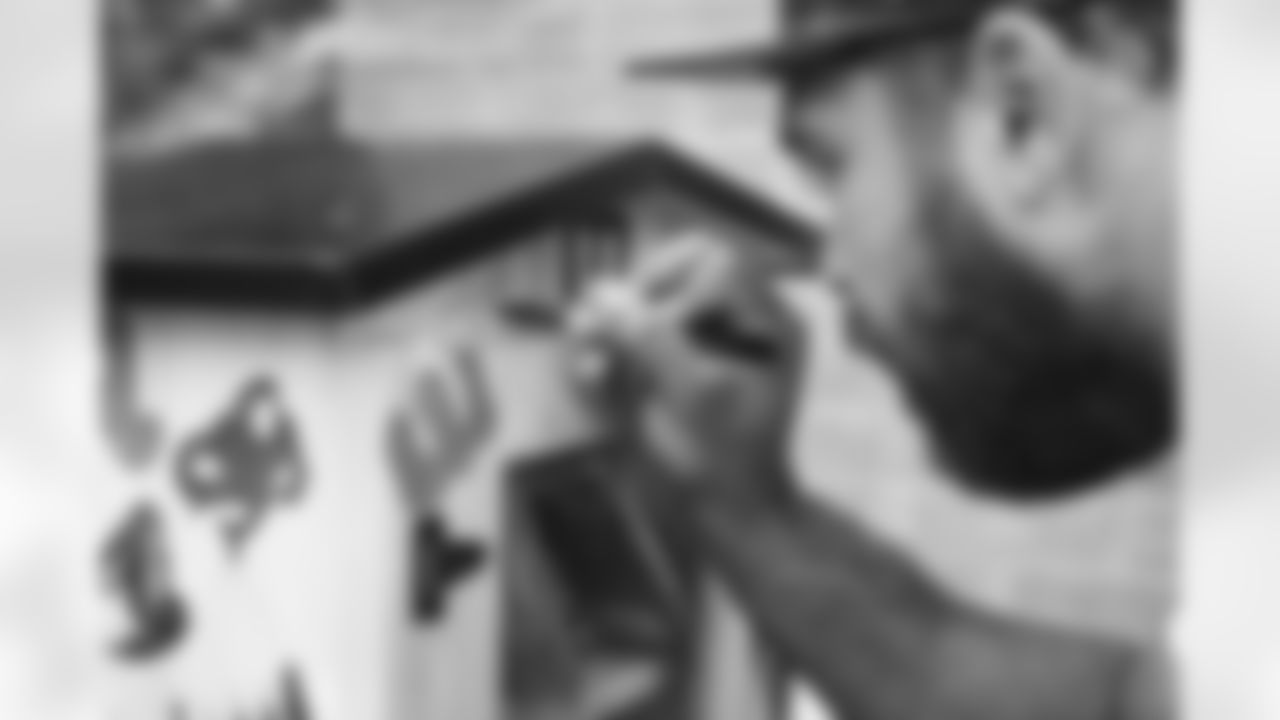 Pittsburgh Steelers defensive tackle Cameron Heyward (97) helps to paint a little library and reads to kids during Cam's Kindness Week, Tuesday, Sept. 27, 2022. (Abigail Dean / Pittsburgh Steelers)