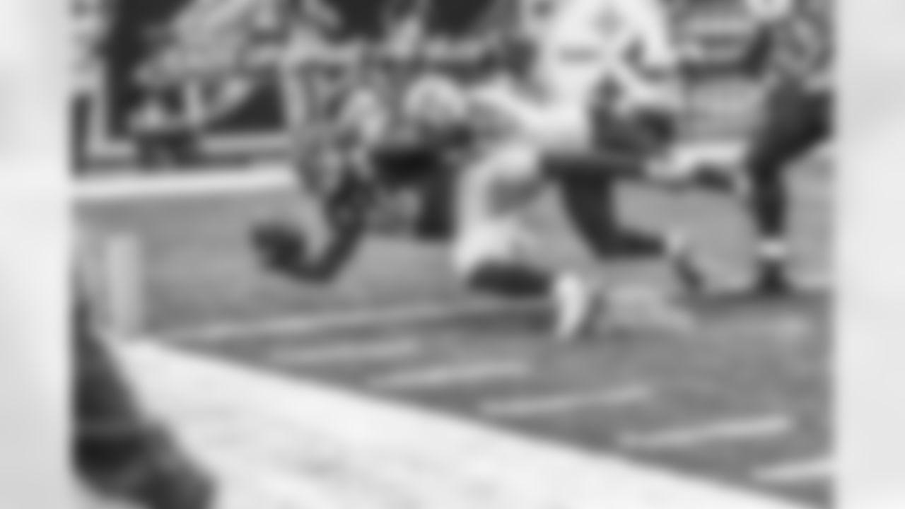 Le'Veon Bell dives for a touchdown.