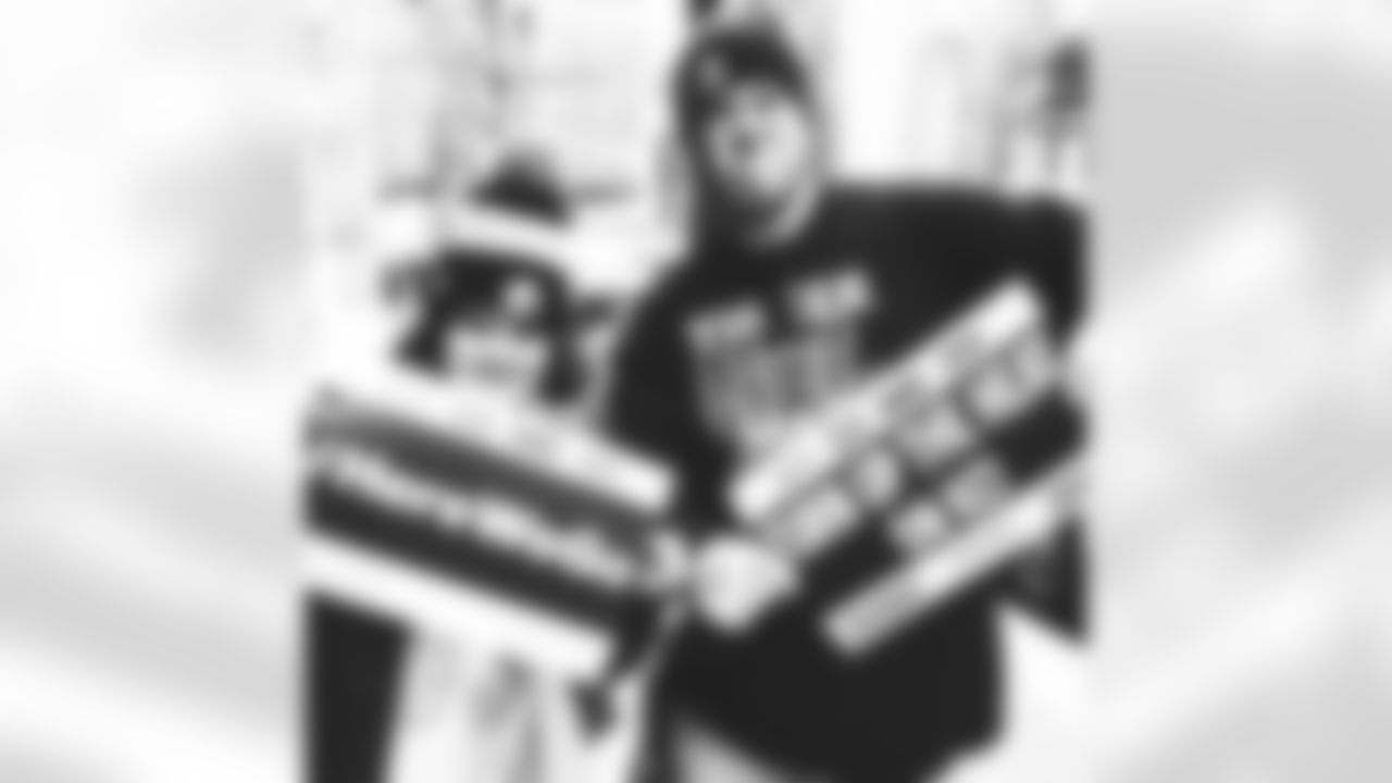 SNUTraditions_HereWeGoSigns_Jan142022759PM_Herron_Barry_97494590_01BC38559A17463C915B8F2F7D52CCB3.jpeg_97494590_01BC38559A17463C915B8F2F7D52CCB3