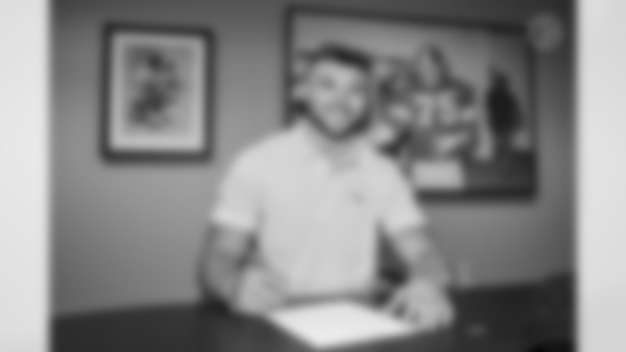 Cole Holcomb signs a contract with the Pittsburgh Steelers at the UPMC Rooney Sports Complex Thursday, March 16, 2023 in Pittsburgh, PA. (Abigail Dean / Pittsburgh Steelers)