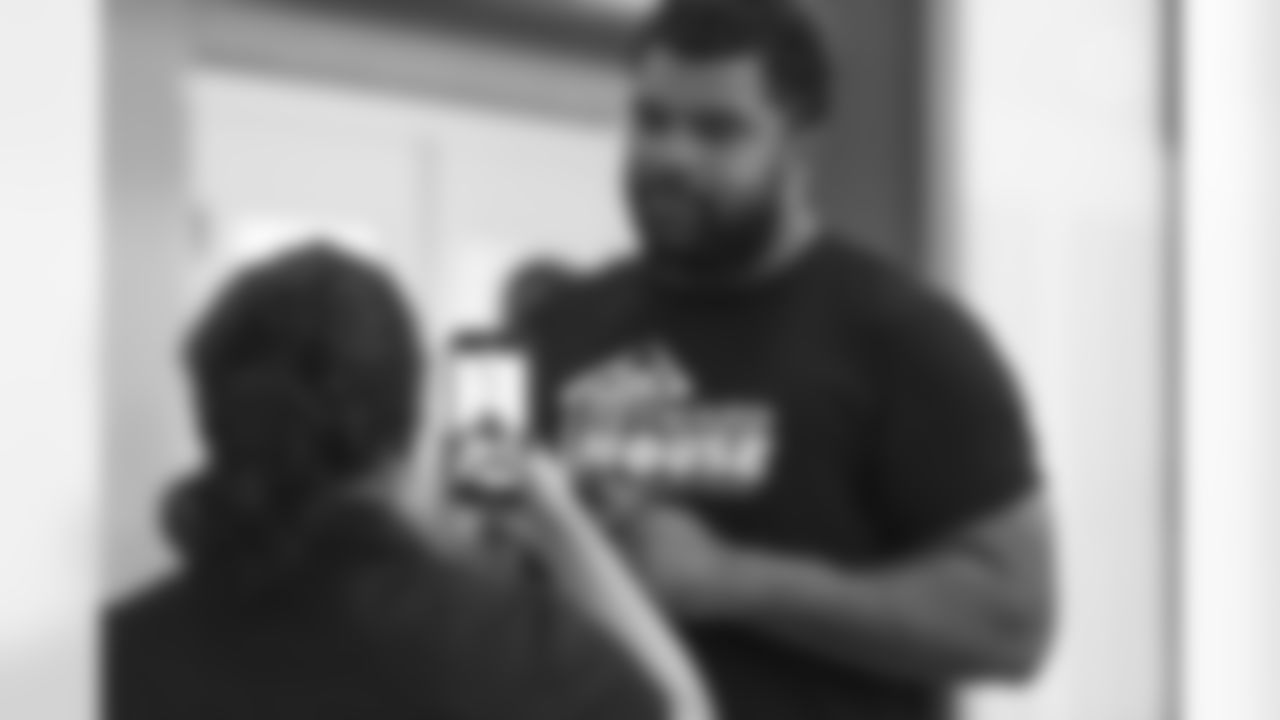 Cam Heyward and the Heyward House pack food for local school kids at the Greater Pittsburgh Community Food Bank on Tuesday, Aug. 23, 2022 in Duquesne, PA. (Abigail Dean / Pittsburgh Steelers)