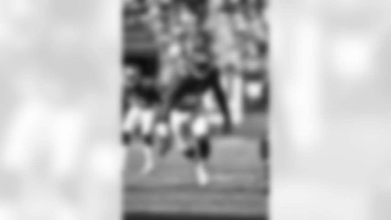 DE Jason Pierre-Paul has 50 total tackles (34 solo and 16 assists), leads the Giants defense with 3 fumbles and 7 sacks.